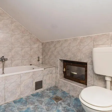 Ferienhaus Beautiful In With 5 Bedrooms, Wifi&sauna Fužine